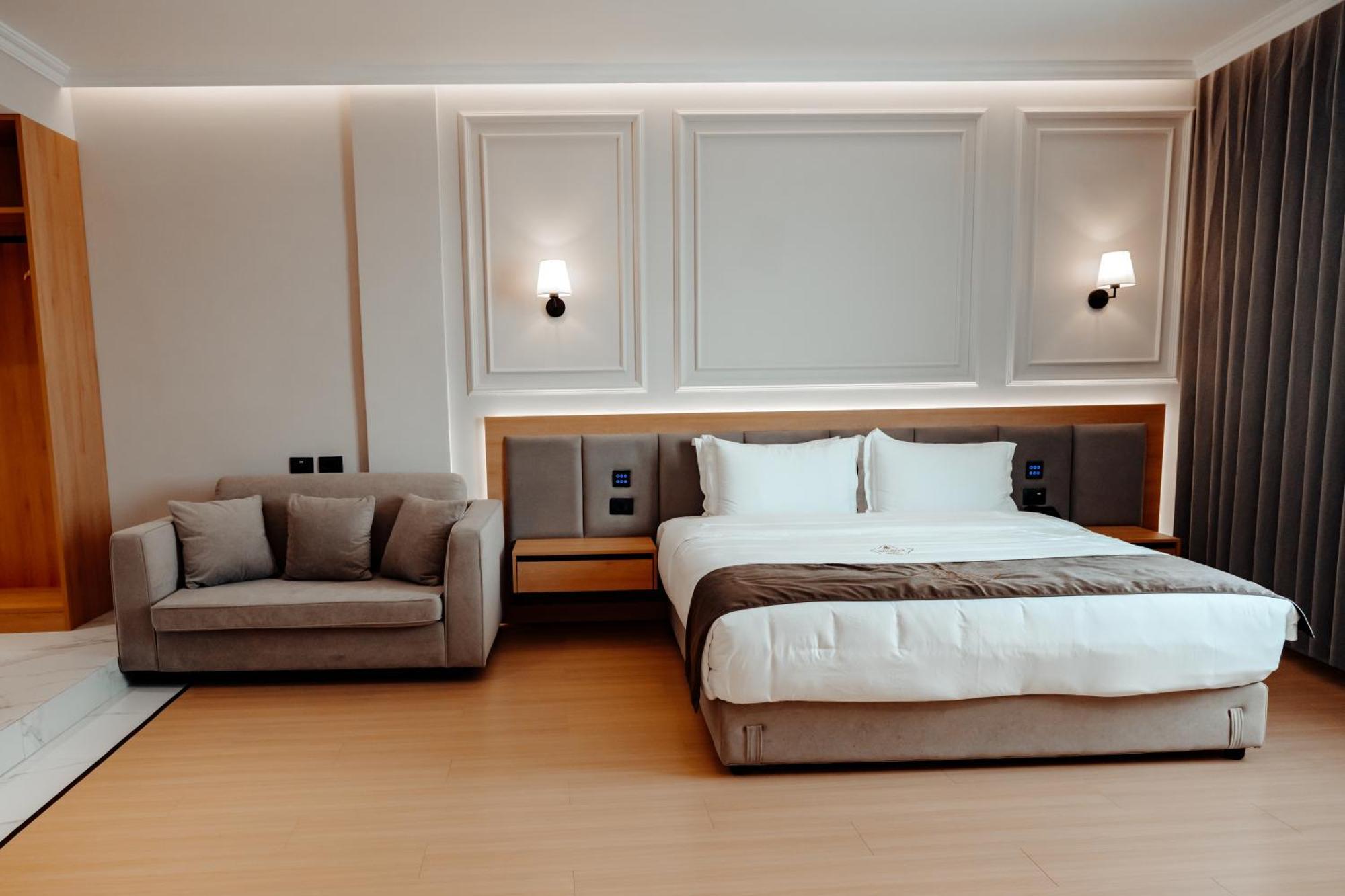 Holiday Hotel 4*