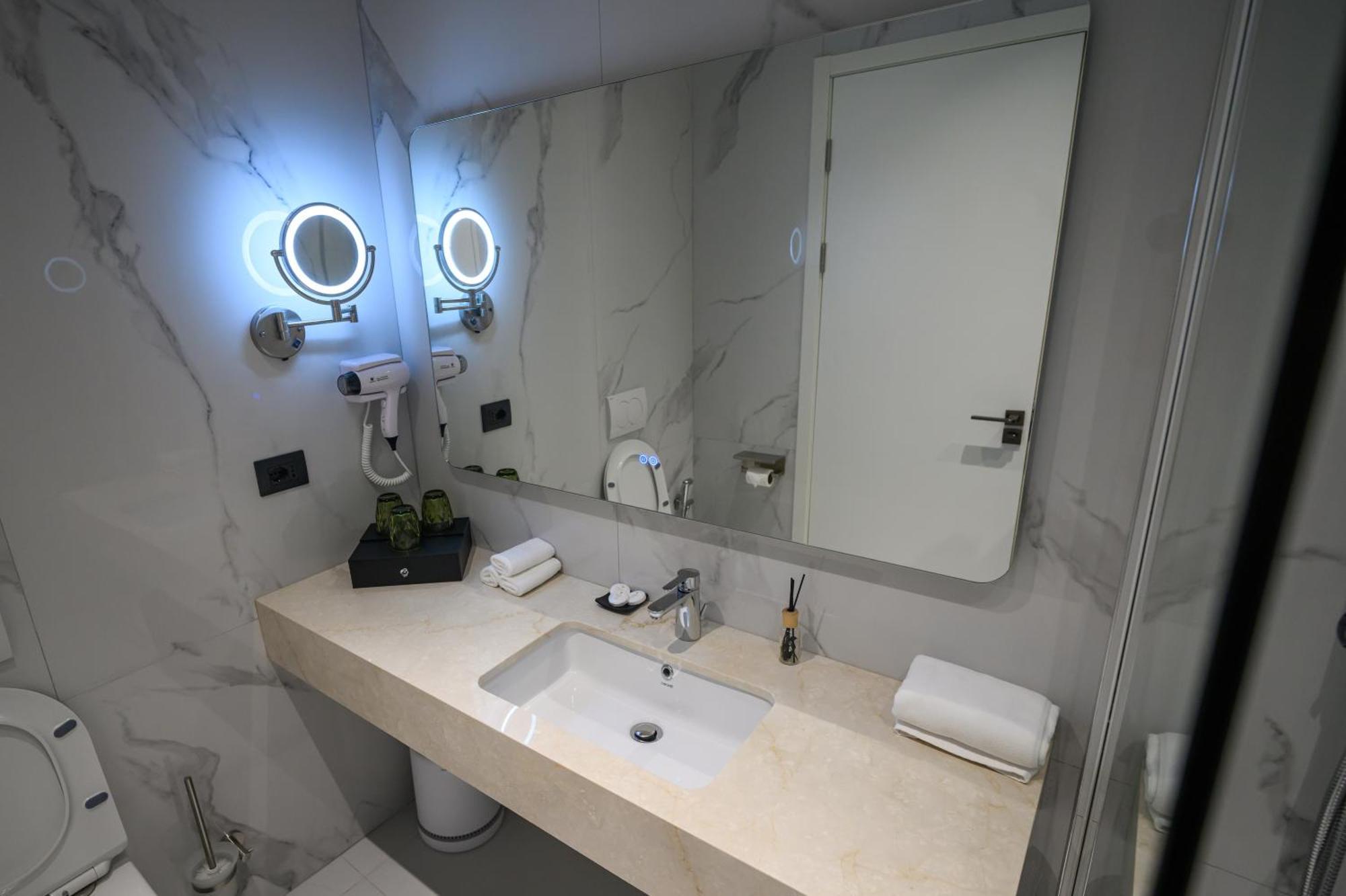 Holiday Hotel 4*